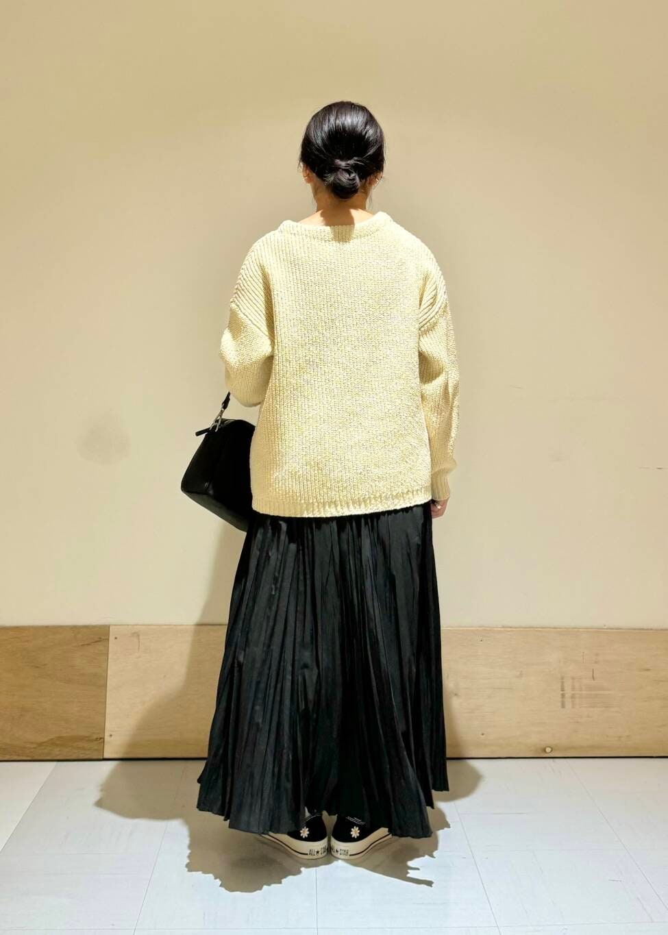 ブラック系のショルダーバッグ、ブラック系のスカート、ブラック系のスニーカーを着用したレディースの冬コーディネートの3枚目の写真