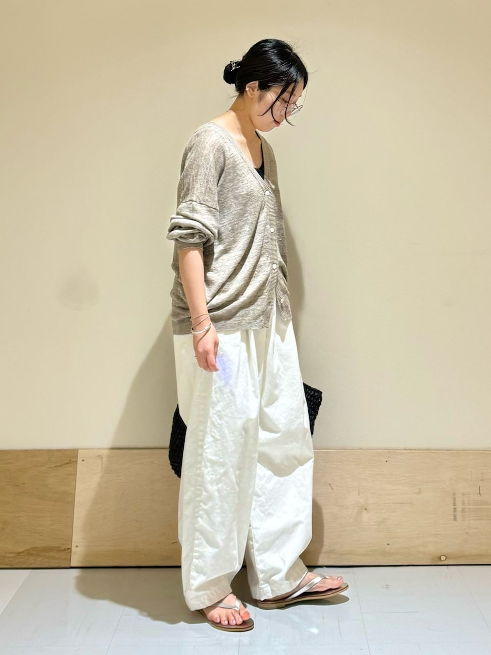 ベージュ系のカーディガン/ボレロ、ブラック系のタンクトップ、ホワイト系のその他パンツを着用したレディースの夏コーディネートの3枚目の写真