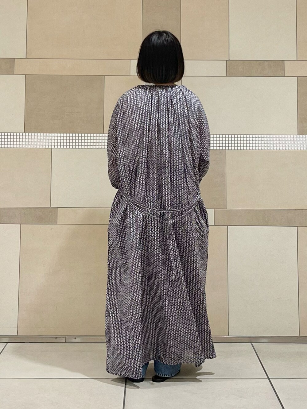 ホワイト系のTシャツ/カットソー、ベージュ系のハットを着用したレディースの春コーディネートの4枚目の写真