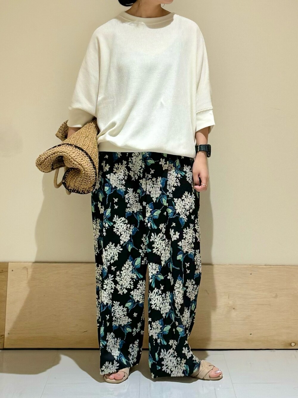 ブラック系のその他パンツ、ホワイト系のTシャツ/カットソー、ベージュ系のサンダルを着用したレディースの夏コーディネートの2枚目の写真