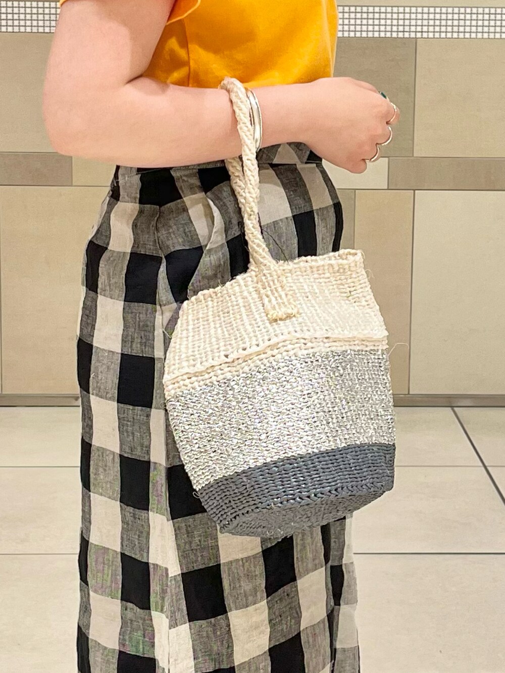 オレンジ系のTシャツ/カットソー、その他のスカート、その他のハンドバッグを着用したレディースの春コーディネートの4枚目の写真