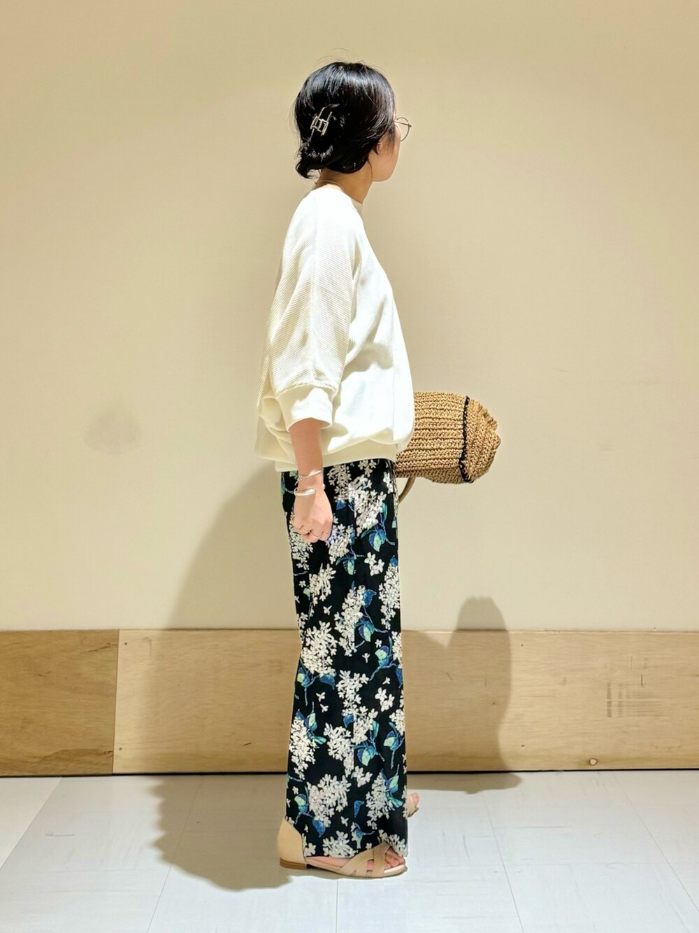 ブラック系のその他パンツ、ホワイト系のTシャツ/カットソー、ベージュ系のサンダルを着用したレディースの夏コーディネートの3枚目の写真