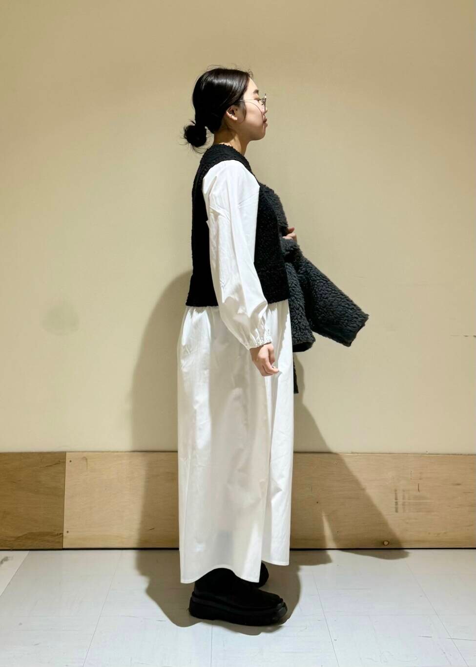 グレー系のその他アウター、ブラック系のワンピースを着用したレディースの冬コーディネートの4枚目の写真