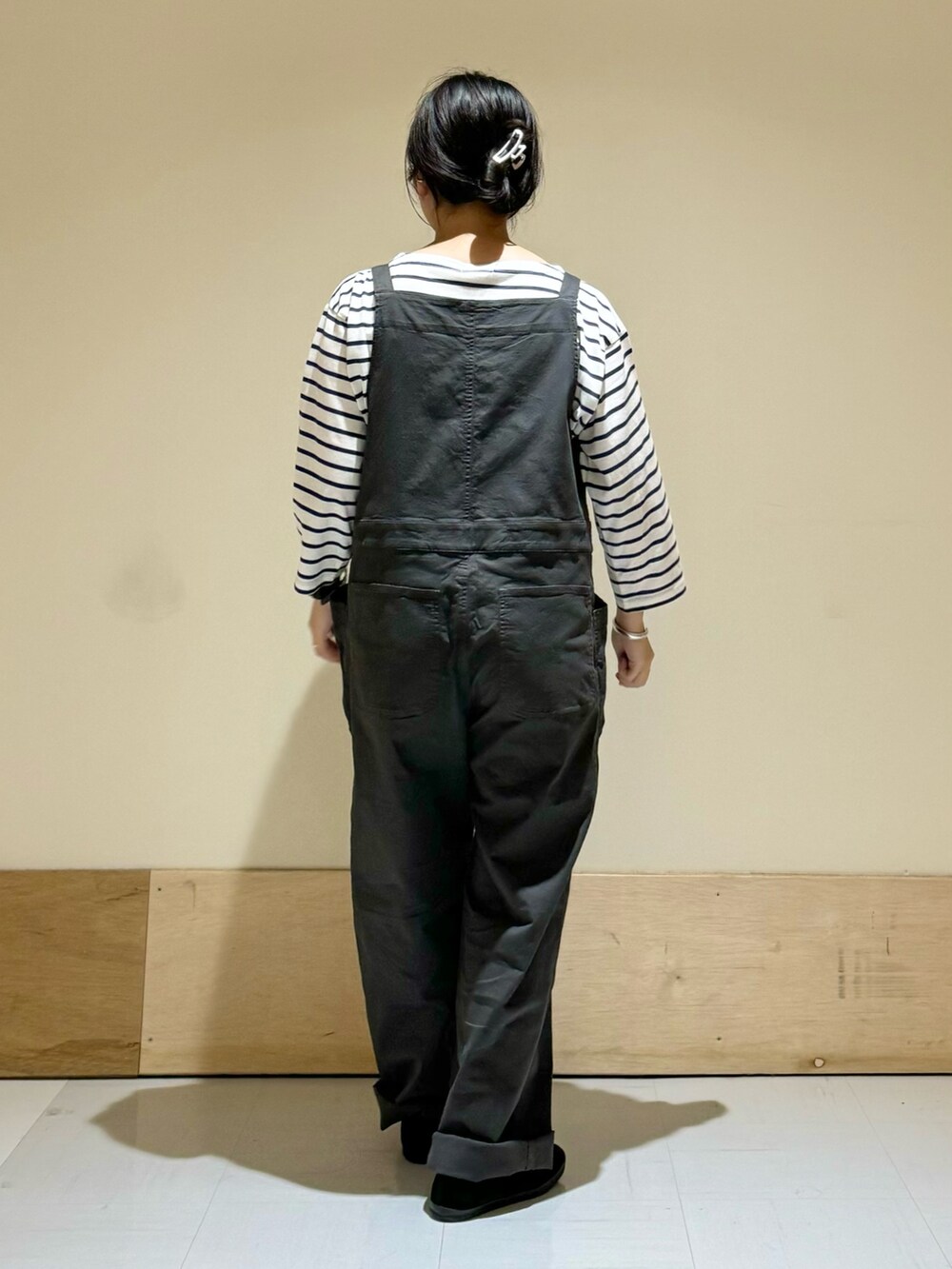 グレー系のサロペット/オーバーオール、レッド系のTシャツ/カットソー、ブラック系のその他シューズを着用したレディースの秋コーディネートの2枚目の写真