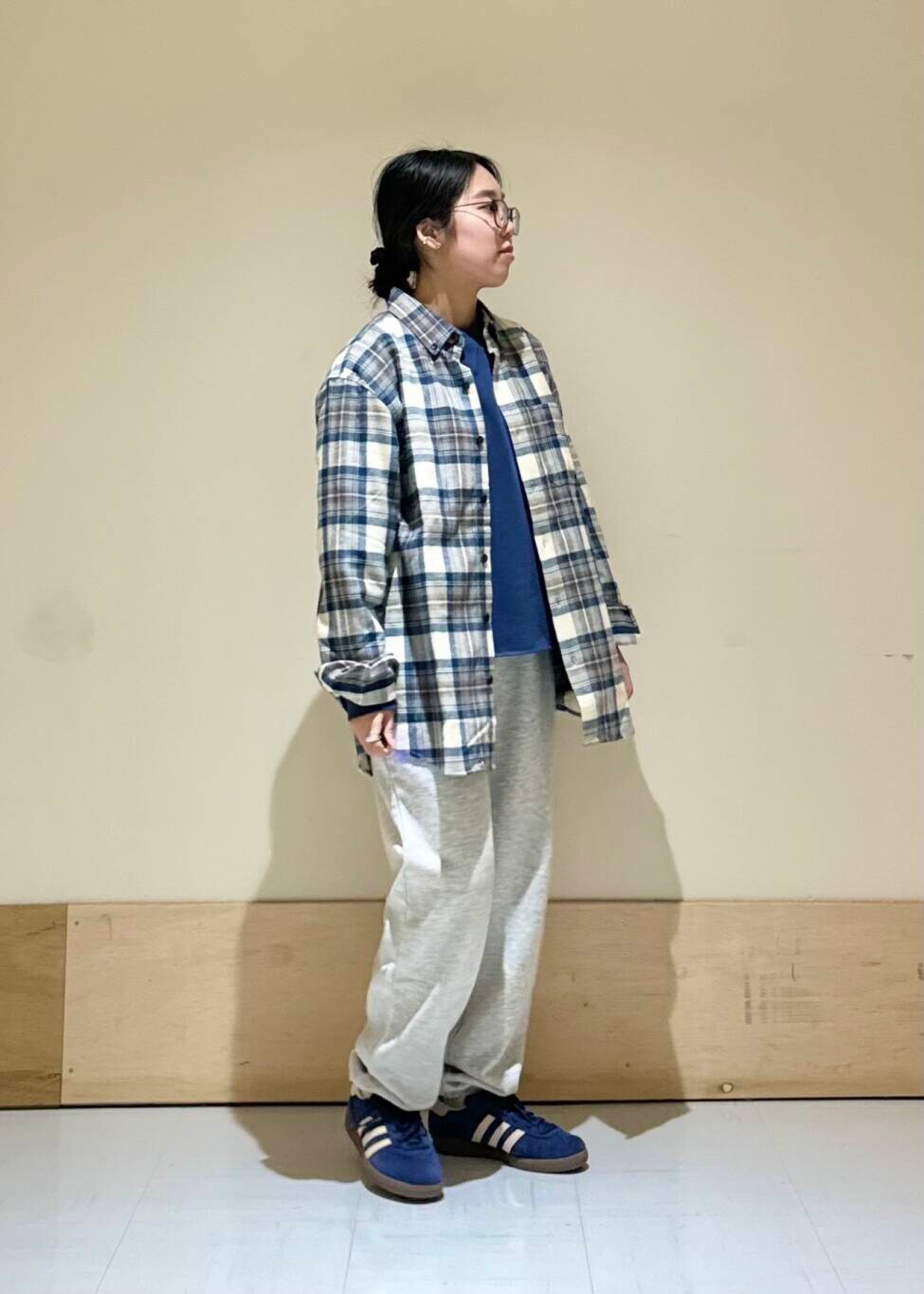 ブルー系のTシャツ/カットソー、グレー系のその他パンツ、ブルー系のスニーカーを着用したレディースの秋コーディネートの2枚目の写真