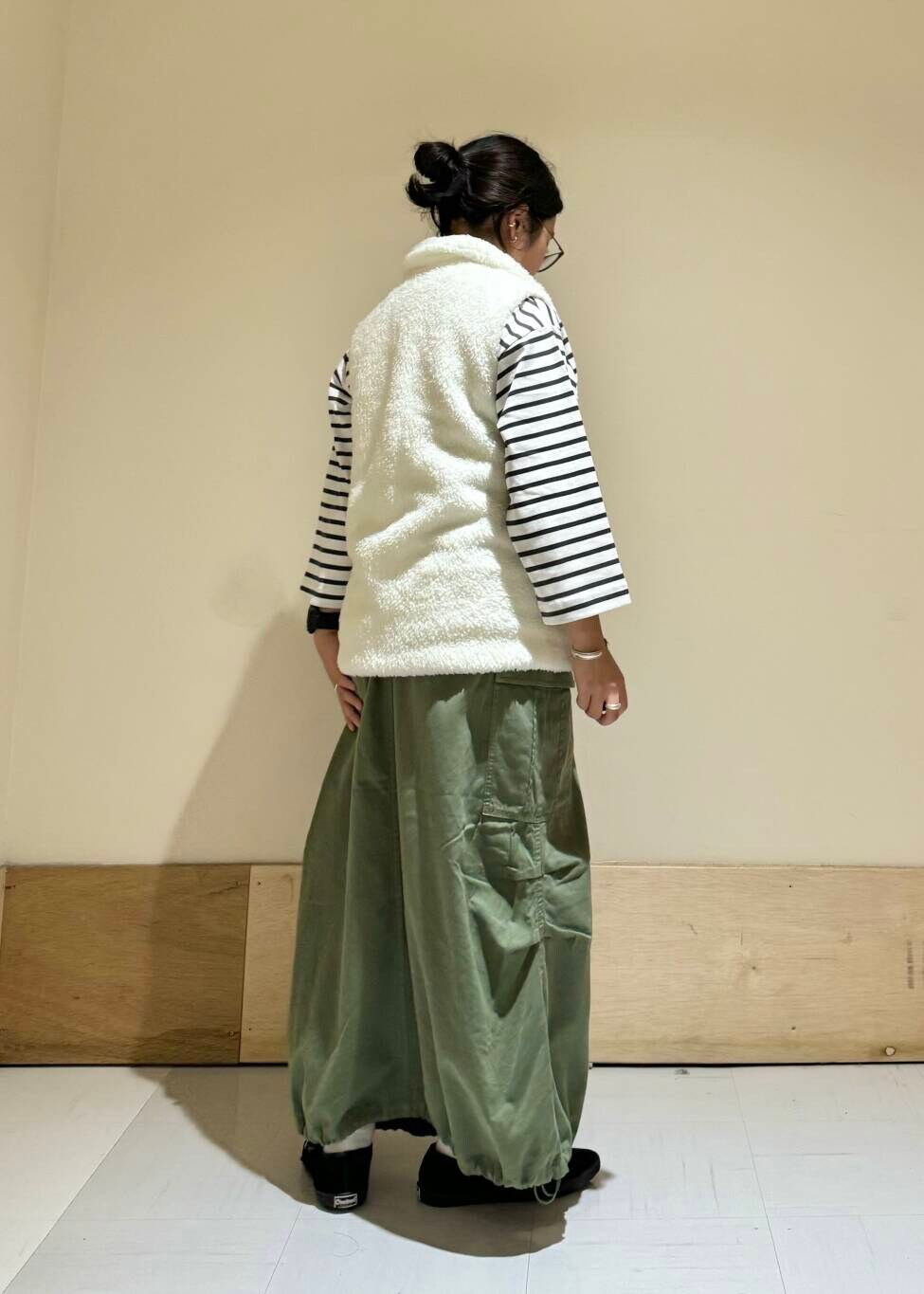 ホワイト系のTシャツ/カットソー、グリーン系のスカート、ホワイト系のテーラードジャケットを着用したレディースの秋コーディネートの3枚目の写真