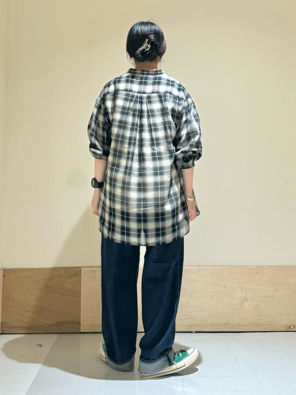 ブルー系のデニムパンツ、ホワイト系のTシャツ/カットソー、ブラック系のシャツ/ブラウスを着用したレディースの秋コーディネートの4枚目の写真