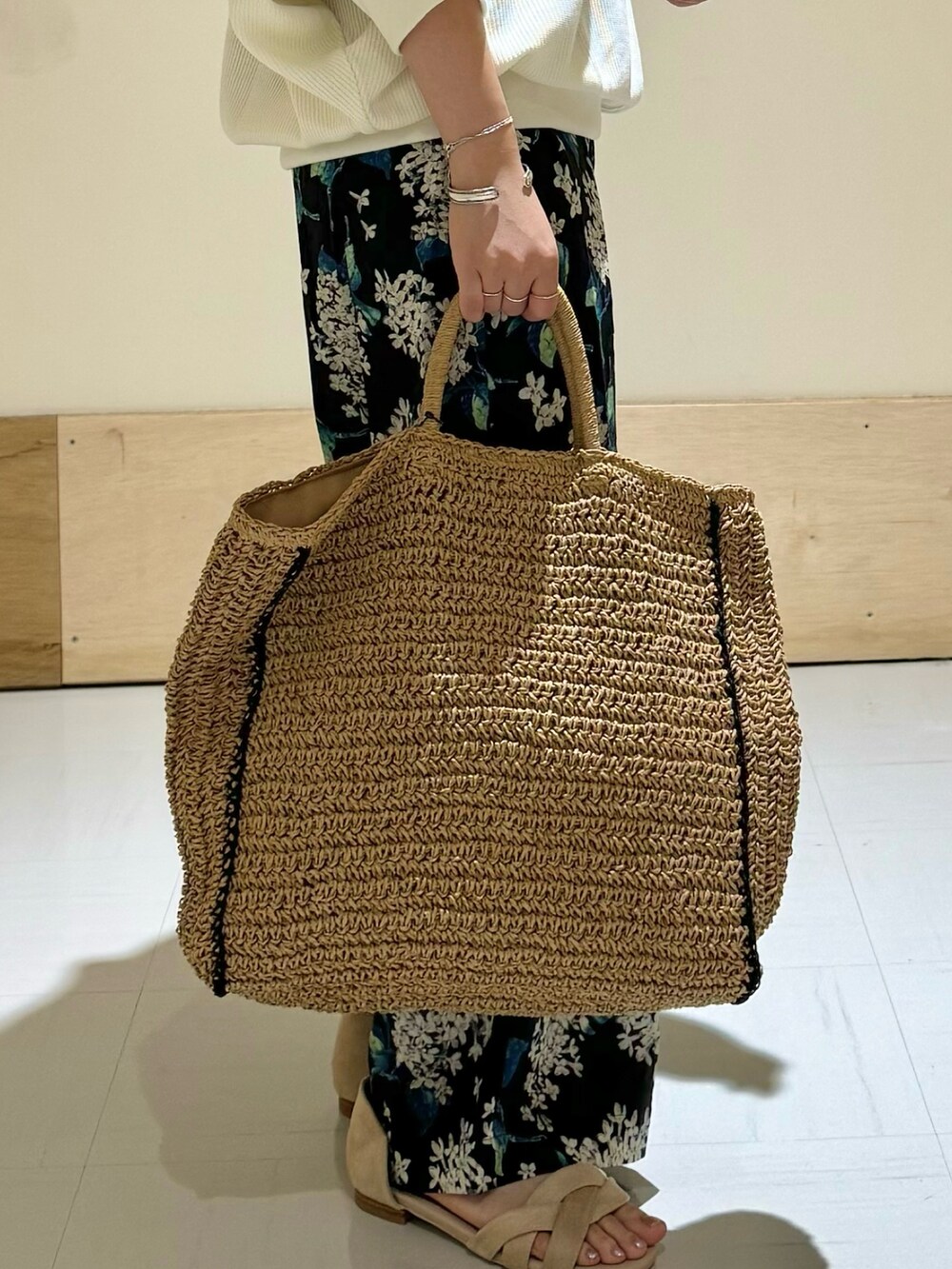 ブラック系のその他パンツ、ホワイト系のTシャツ/カットソー、ベージュ系のサンダルを着用したレディースの夏コーディネートの4枚目の写真