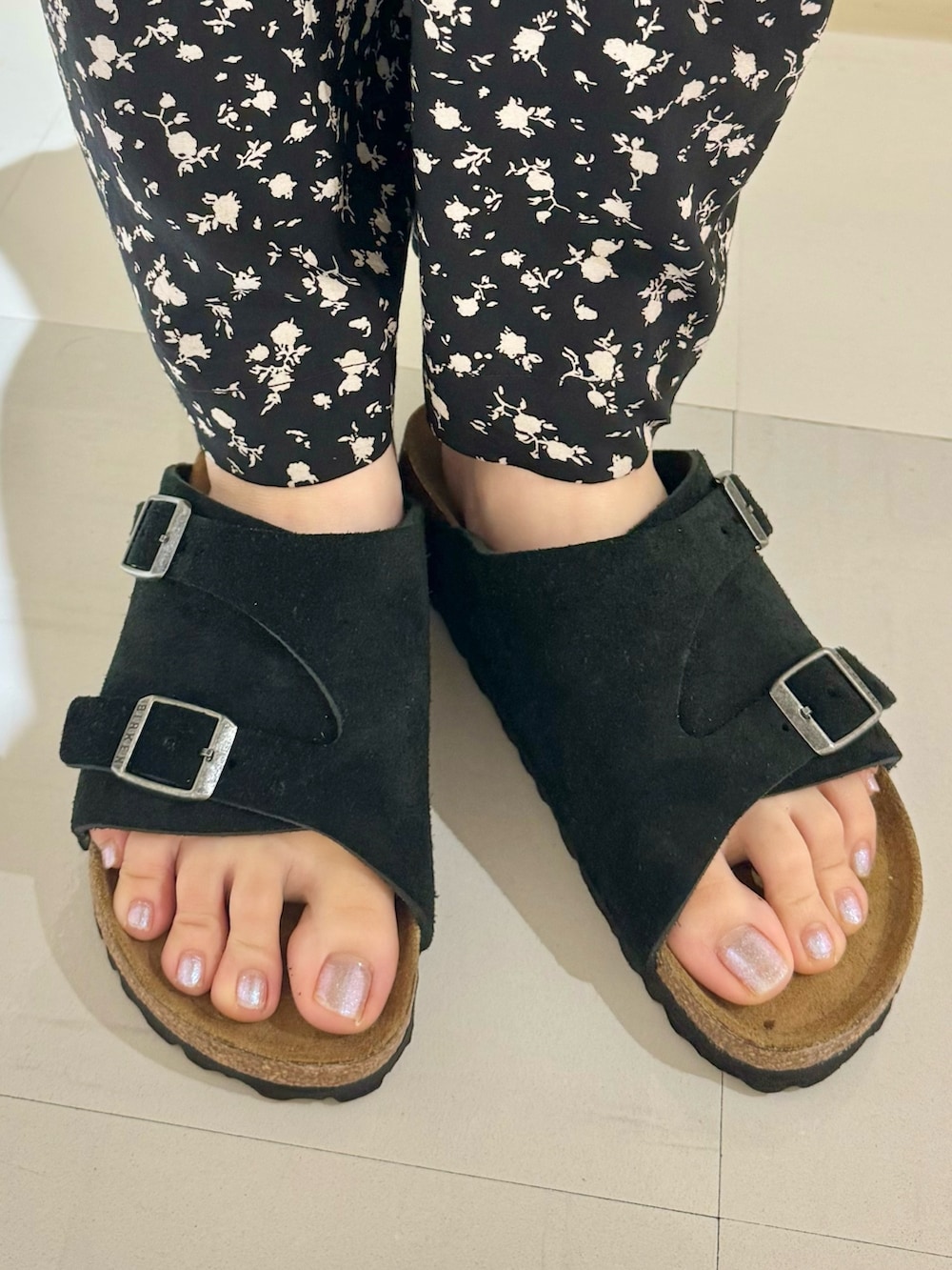 ブラック系のサンダル、ブラック系のその他パンツ、グリーン系のシャツ/ブラウスを着用したレディースの夏コーディネートの5枚目の写真
