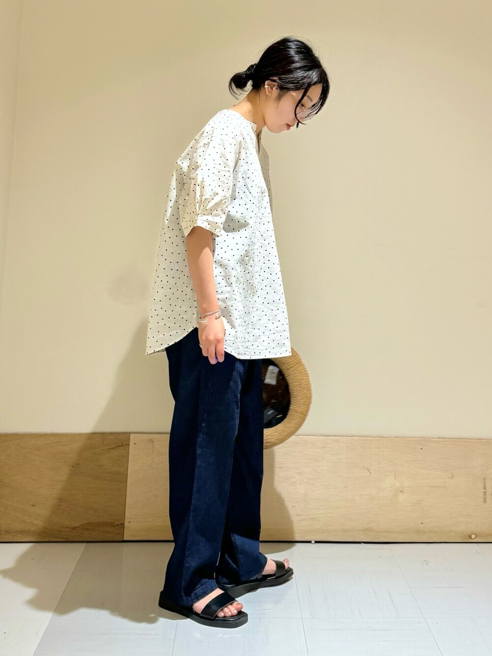 ホワイト系のシャツ/ブラウス、ブルー系のデニムパンツ、ブラック系のサンダルを着用したレディースの夏コーディネートの3枚目の写真