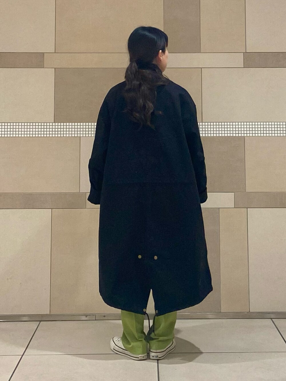 ブラック系のモッズコート、ホワイト系のスウェット、グリーン系のその他を着用したレディースの冬コーディネートの4枚目の写真