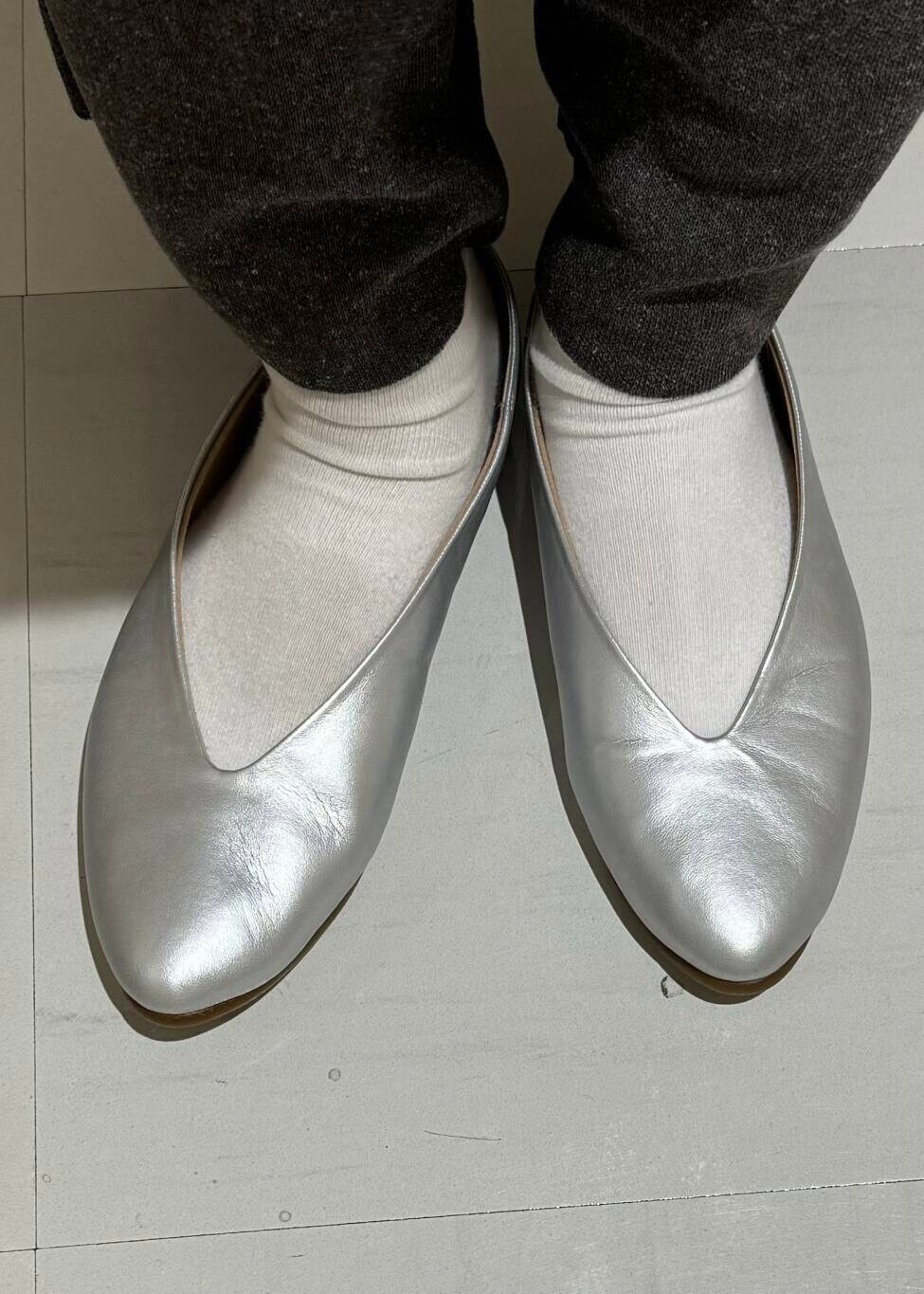 シルバー系のパンプス、ピンク系のシャツ/ブラウス、グレー系のその他パンツを着用したレディースの春コーディネートの4枚目の写真