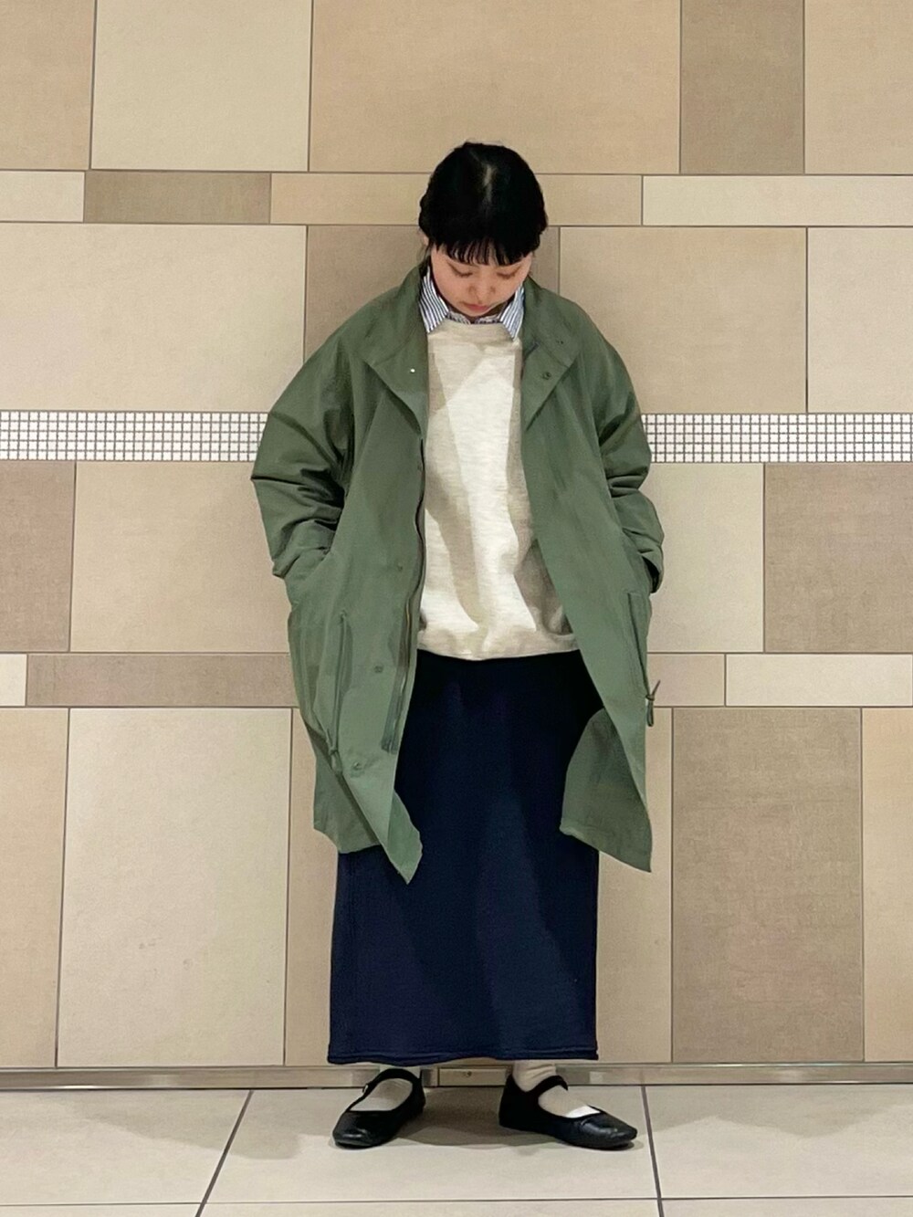 グレー系のスウェット、グレー系のスカート、ブルー系のシャツ/ブラウスを着用したレディースの冬コーディネートの4枚目の写真