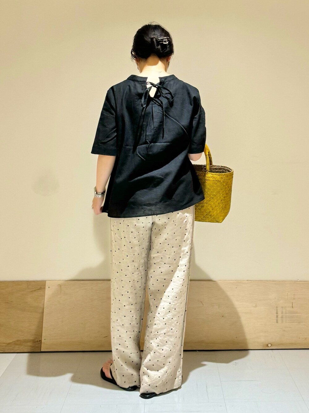 ブラック系のシャツ/ブラウス、ベージュ系のその他パンツ、イエロー系のトートバッグを着用したレディースの夏コーディネートの4枚目の写真