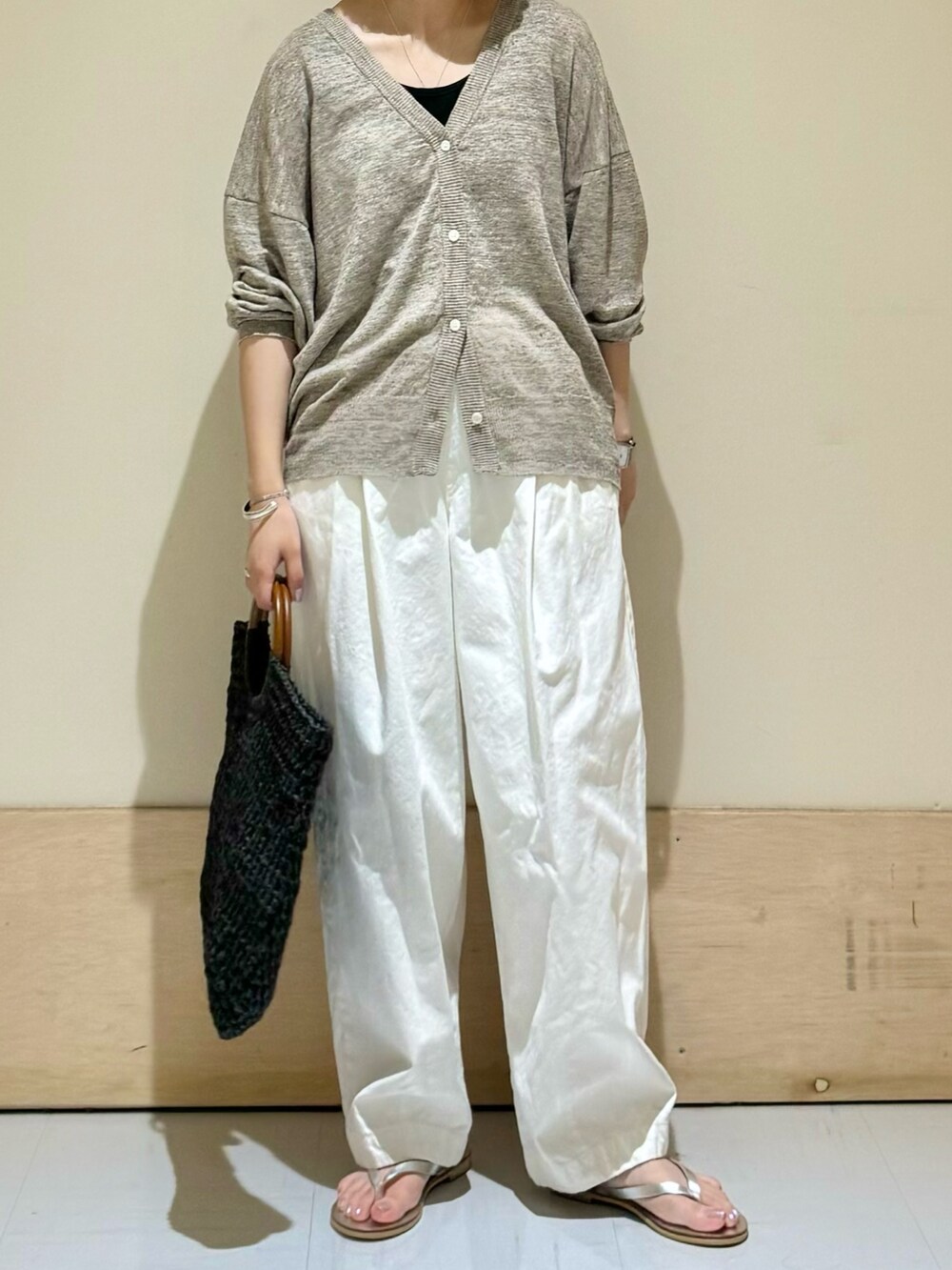 ベージュ系のカーディガン/ボレロ、ブラック系のタンクトップ、ホワイト系のその他パンツを着用したレディースの夏コーディネートの2枚目の写真