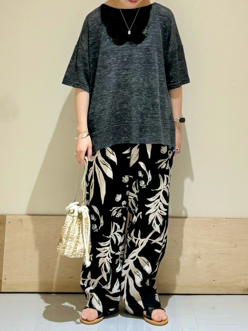 ブラック系のサンダル、ブラック系のショルダーバッグ、ブラック系のその他パンツを着用したレディースの夏コーディネートの2枚目の写真