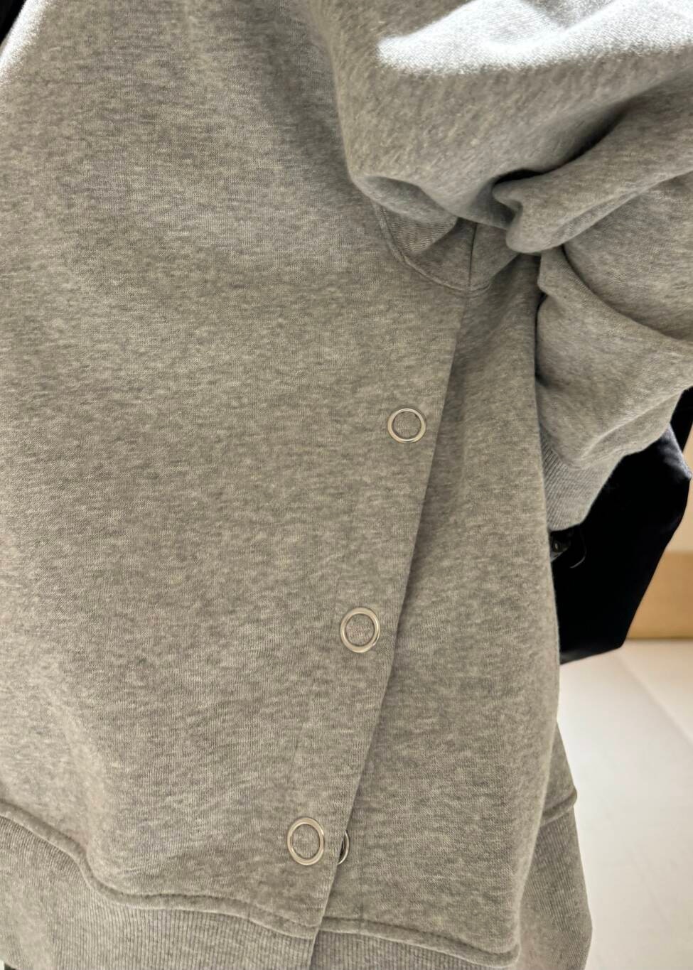 ブラック系のショルダーバッグ、グレー系のスウェット、グリーン系のスカートを着用したレディースの冬コーディネートの4枚目の写真