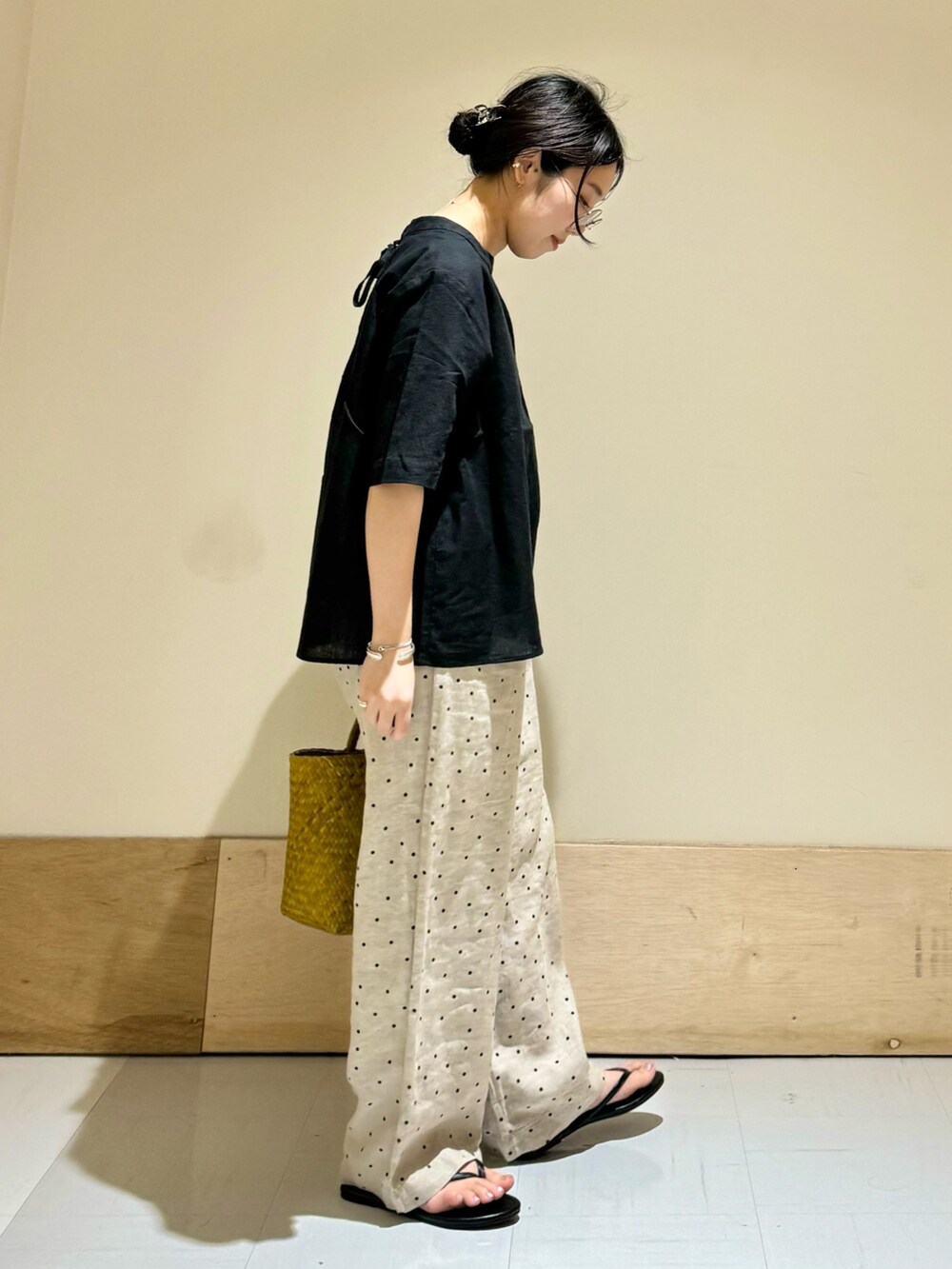 ブラック系のシャツ/ブラウス、ベージュ系のその他パンツ、イエロー系のトートバッグを着用したレディースの夏コーディネートの3枚目の写真