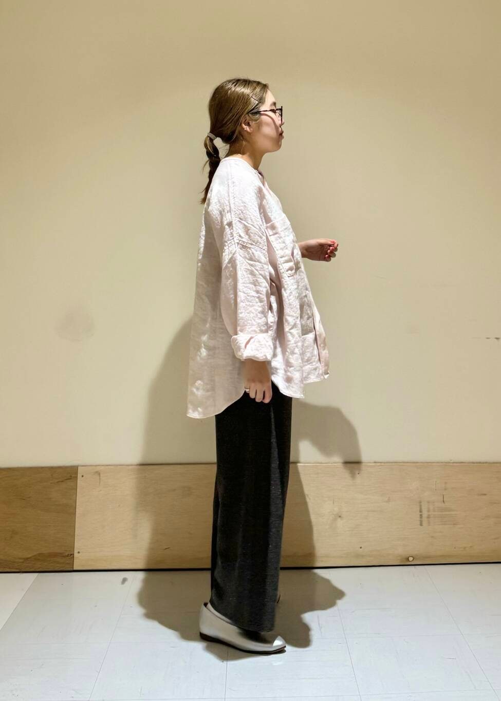 シルバー系のパンプス、ピンク系のシャツ/ブラウス、グレー系のその他パンツを着用したレディースの春コーディネートの2枚目の写真