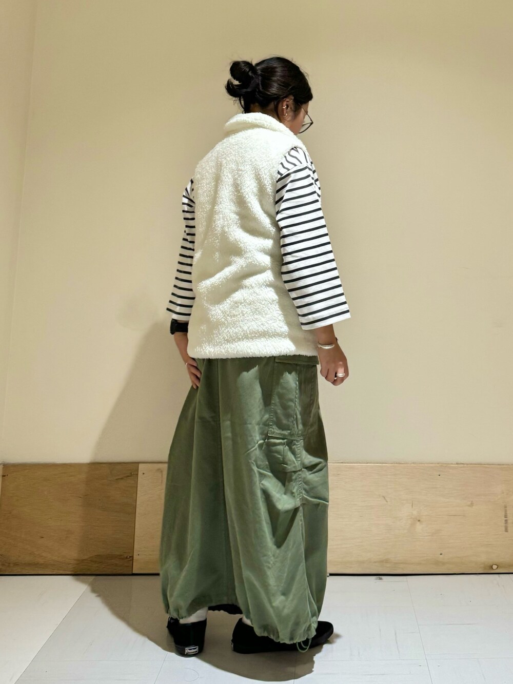 ホワイト系のトップス、ホワイト系のTシャツ/カットソー、グリーン系のスカートを着用したレディースの秋コーディネートの3枚目の写真