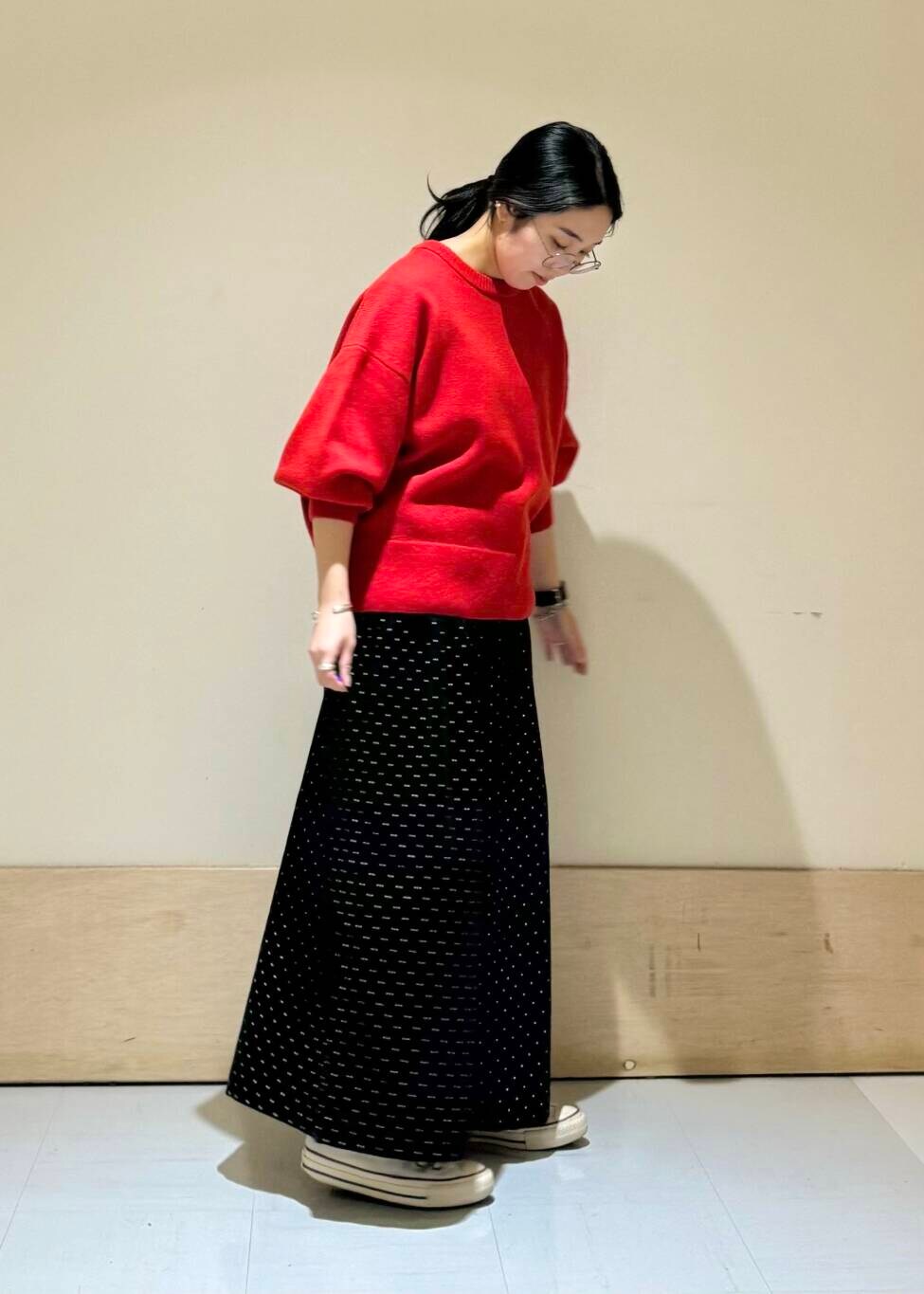 ブラック系のその他パンツ、レッド系のニット/セーターを着用したレディースの冬コーディネートの2枚目の写真
