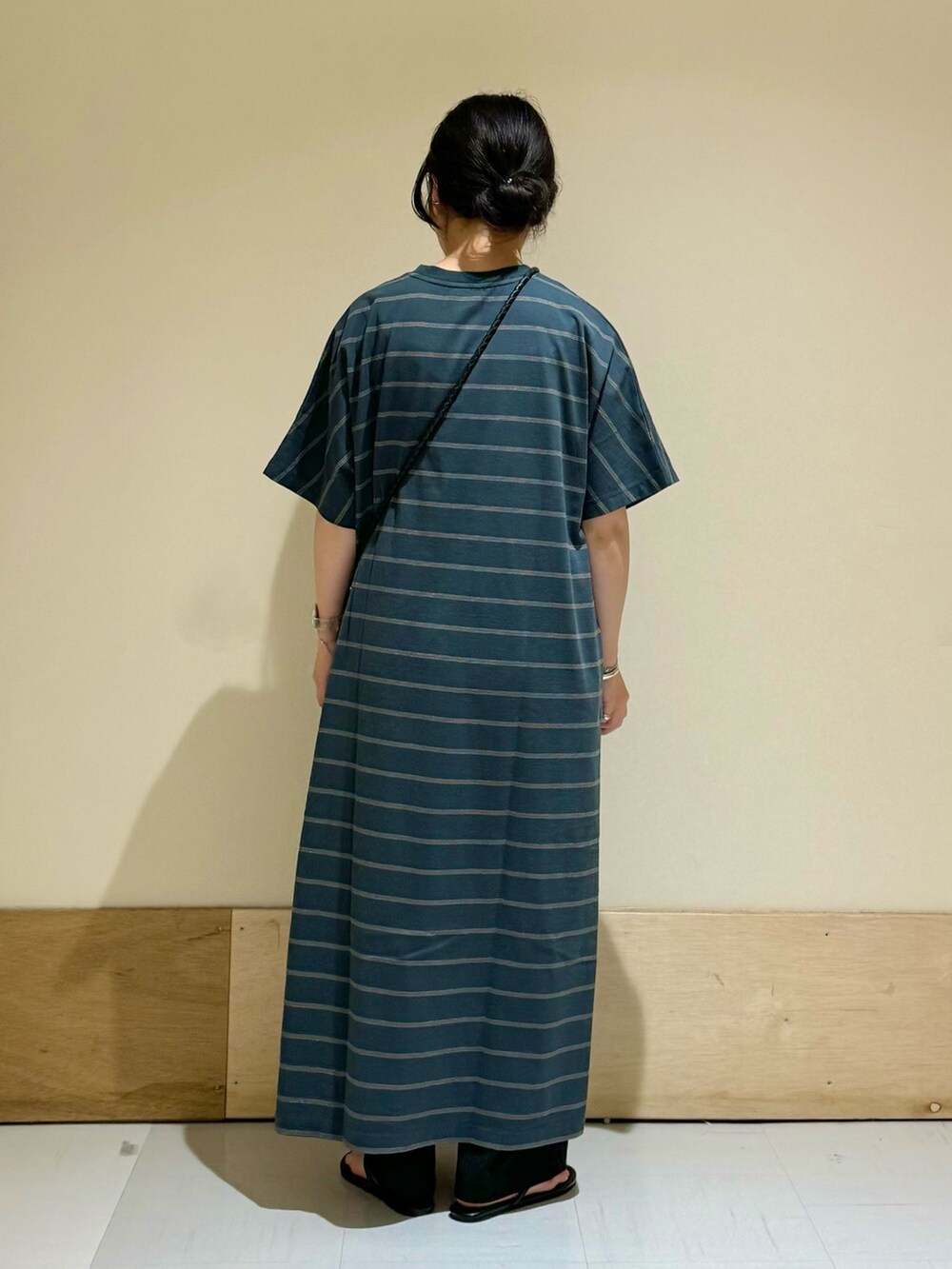 ブルー系のワンピース、ブラック系のその他パンツ、ブラック系のショルダーバッグを着用したレディースの夏コーディネートの4枚目の写真