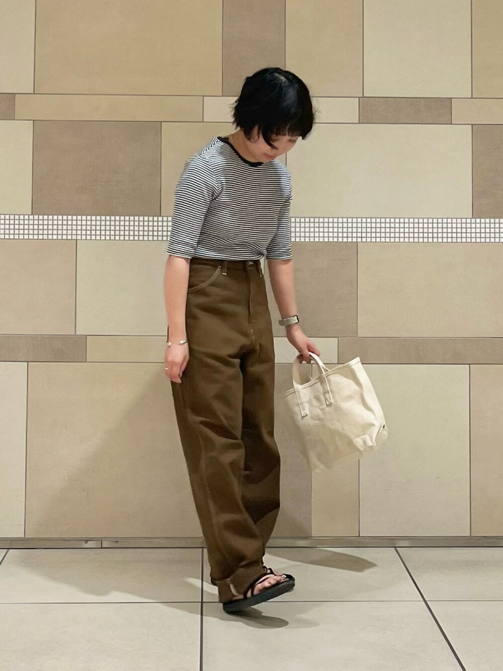 ブルー系のTシャツ/カットソー、ブラウン系のその他パンツ、ホワイト系のトートバッグを着用したレディースの夏コーディネートの3枚目の写真