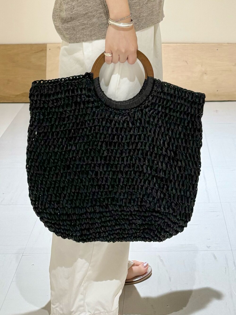 ベージュ系のカーディガン/ボレロ、ブラック系のタンクトップ、ホワイト系のその他パンツを着用したレディースの夏コーディネートの5枚目の写真