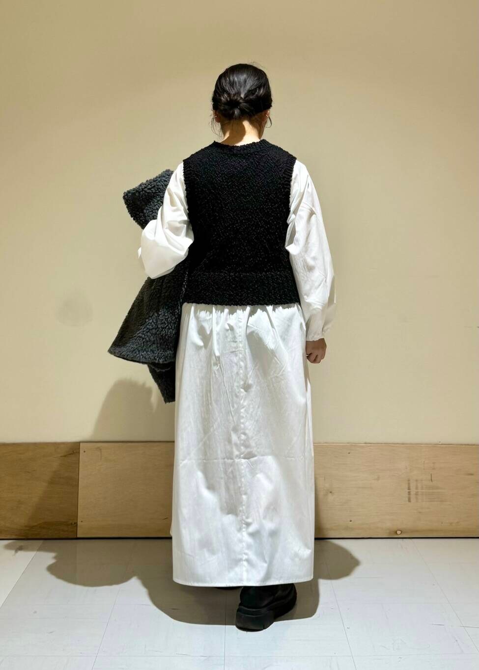 グレー系のその他アウター、ブラック系のワンピースを着用したレディースの冬コーディネートの5枚目の写真