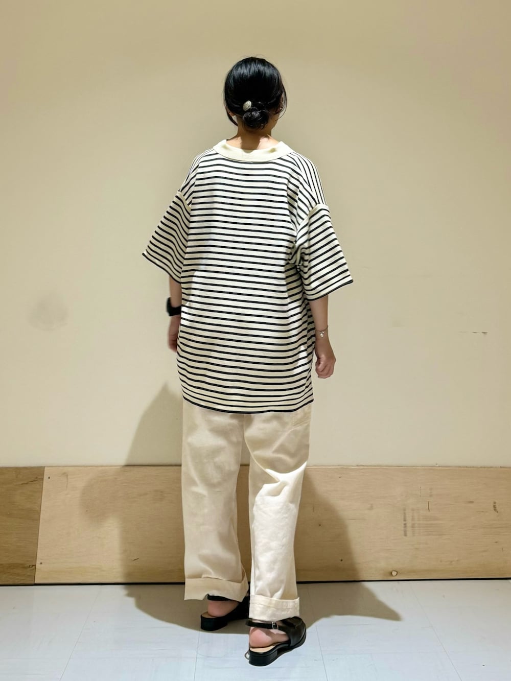 ブラック系のサンダル、ホワイト系のその他パンツ、ホワイト系のニット/セーターを着用したレディースの夏コーディネートの4枚目の写真