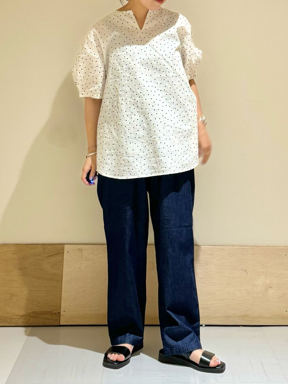 ホワイト系のシャツ/ブラウス、ブルー系のデニムパンツ、ブラック系のサンダルを着用したレディースの夏コーディネートの2枚目の写真