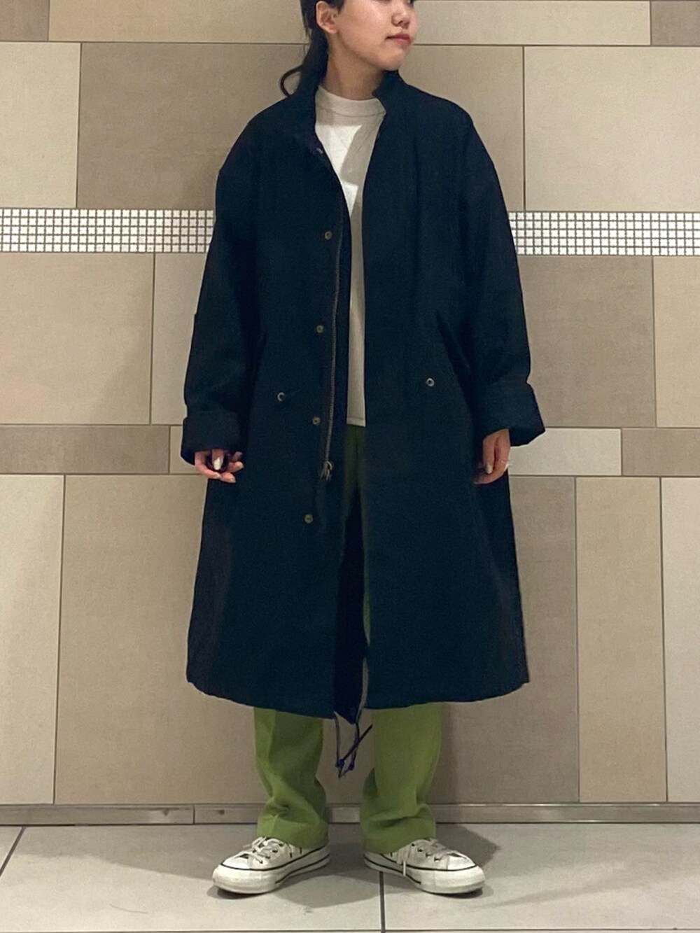 ブラック系のモッズコート、ホワイト系のスウェット、グリーン系のその他を着用したレディースの冬コーディネートの2枚目の写真