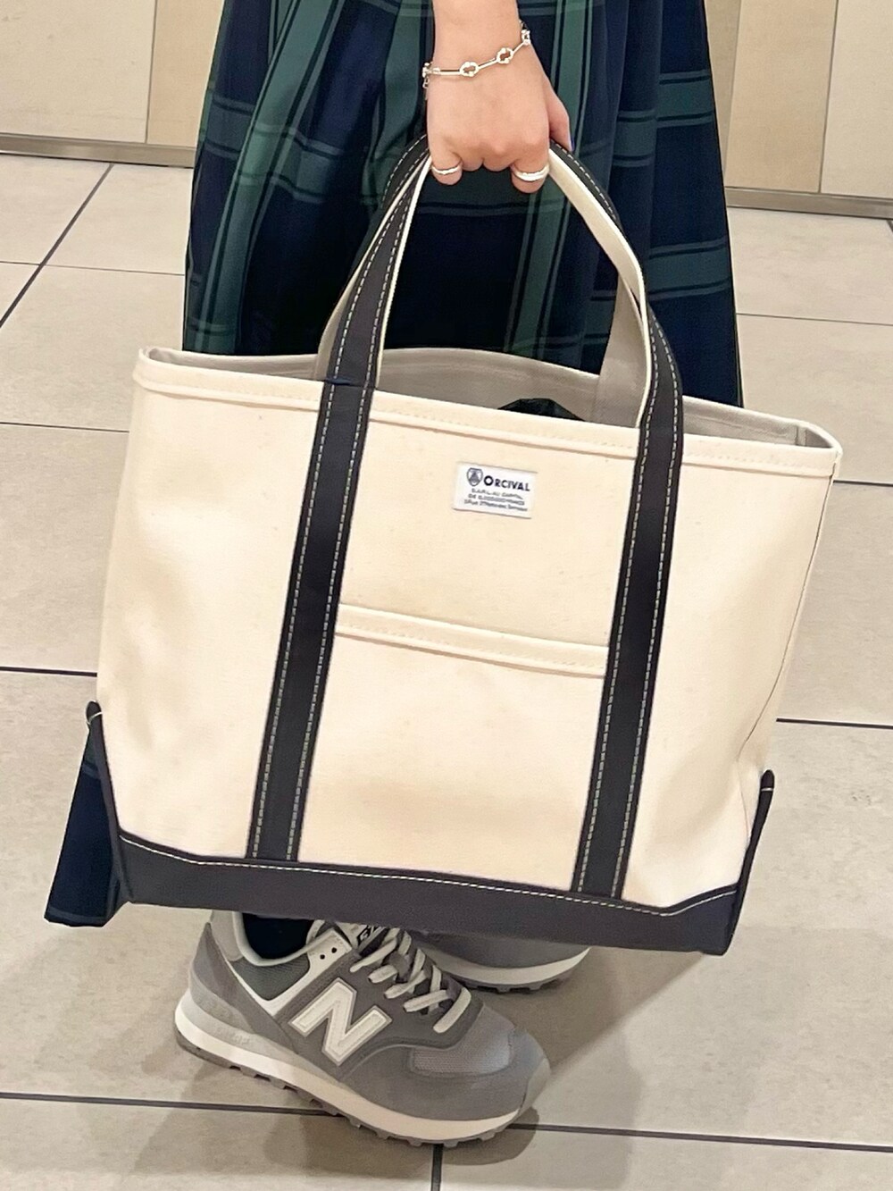 ブルー系のスカート、ブルー系のTシャツ/カットソー、ホワイト系のスニーカーを着用したレディースの夏コーディネートの4枚目の写真