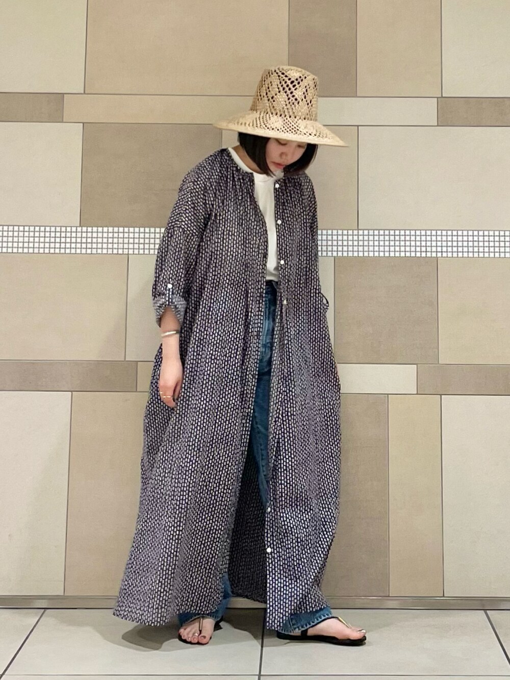 ホワイト系のTシャツ/カットソー、ベージュ系のハットを着用したレディースの春コーディネートの2枚目の写真