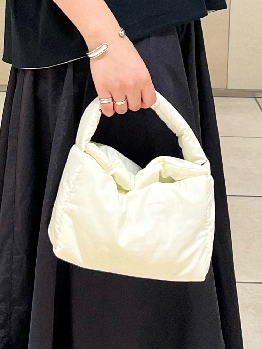 ブラック系のスカート、ブラック系のバレエシューズ、グレー系のTシャツ/カットソーを着用したレディースの夏コーディネートの4枚目の写真