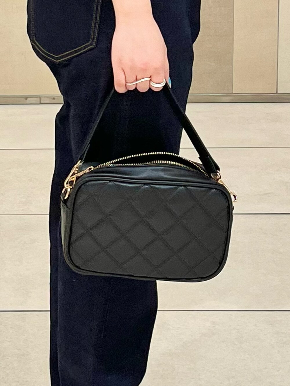 レッド系のニット/セーター、レッド系のカーディガン/ボレロ、ブラック系のショルダーバッグを着用したレディースの春コーディネートの4枚目の写真