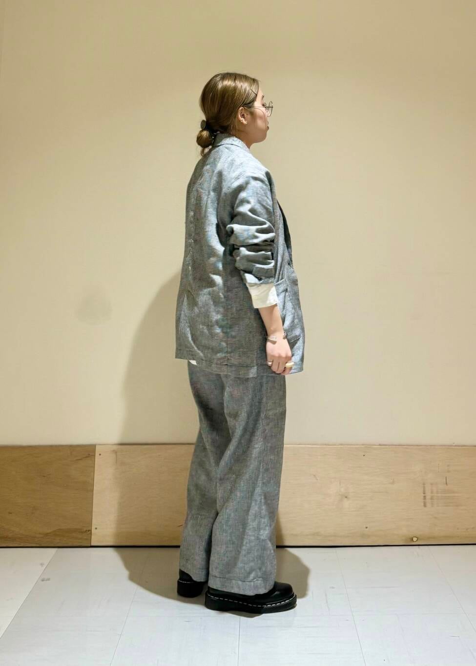 ホワイト系のシャツ/ブラウスを着用したレディースの春コーディネートの2枚目の写真