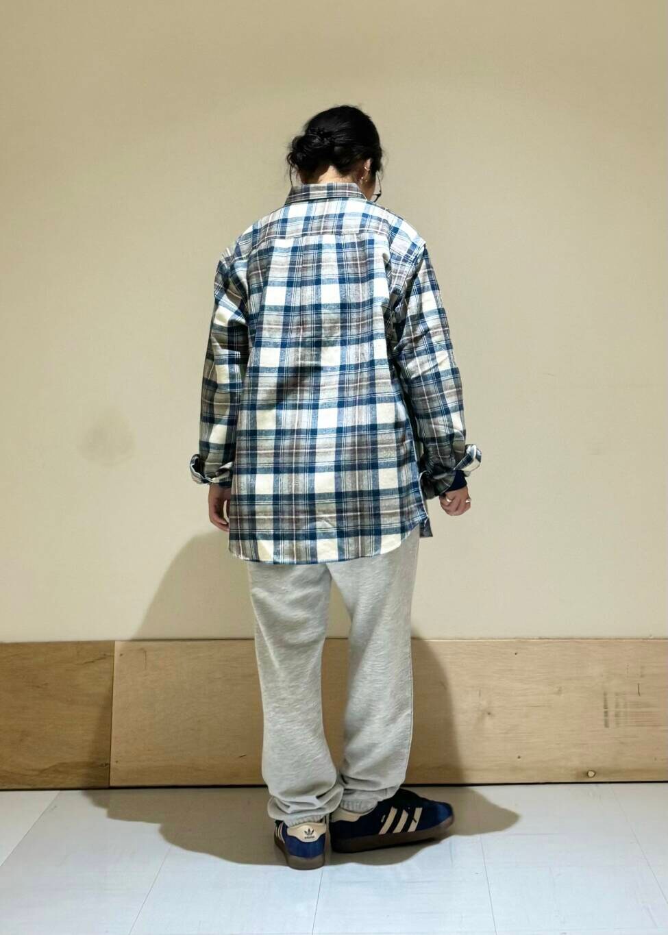 ブルー系のTシャツ/カットソー、グレー系のその他パンツ、ブルー系のスニーカーを着用したレディースの秋コーディネートの3枚目の写真