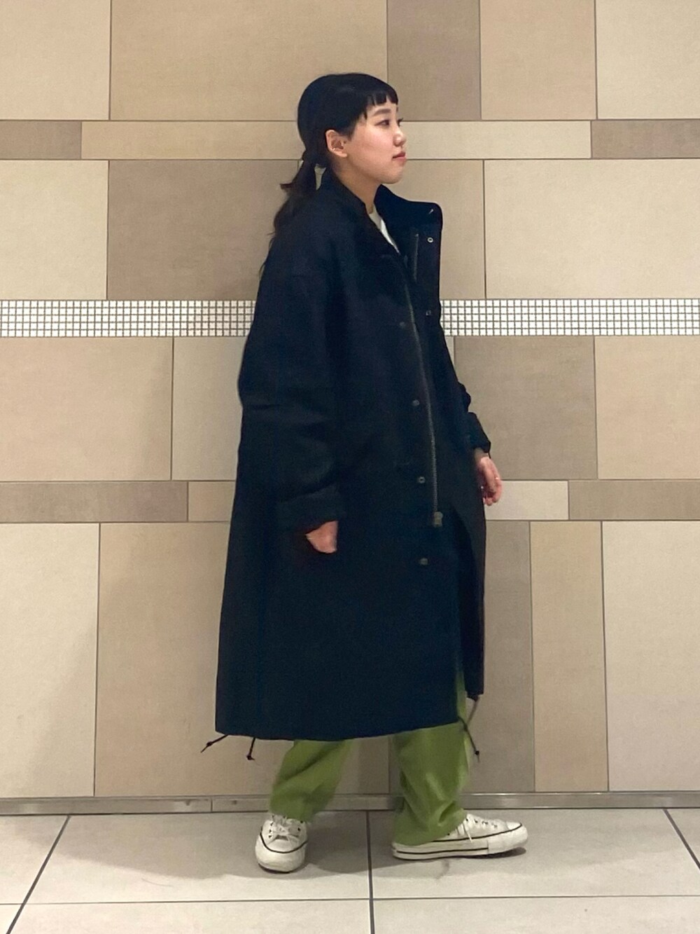 ブラック系のモッズコート、ホワイト系のスウェット、グリーン系のその他を着用したレディースの冬コーディネートの3枚目の写真