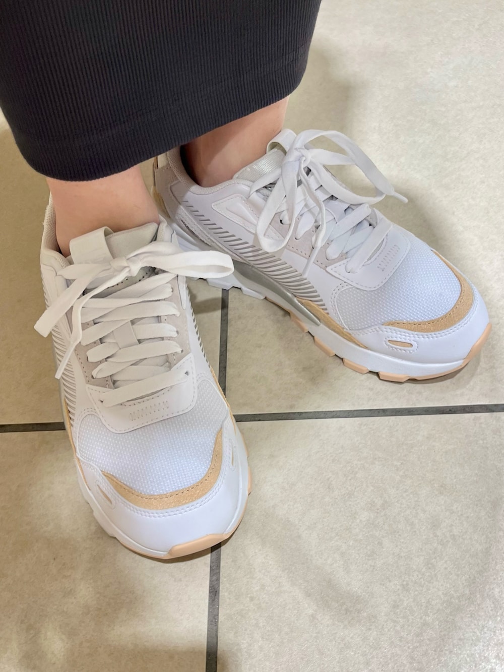 ホワイト系のパーカー、ブルー系のTシャツ/カットソー、グレー系のスカートを着用したレディースの春コーディネートの5枚目の写真