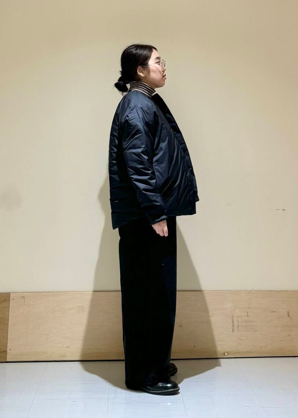 ブラック系のダウンジャケット/コート、ブラック系のサロペット/オーバーオール、その他のニット/セーターを着用したレディースの冬コーディネートの2枚目の写真