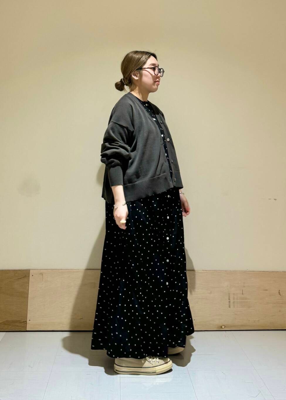 グレー系のカーディガン/ボレロ、ブラック系のワンピースを着用したレディースの春コーディネートの2枚目の写真