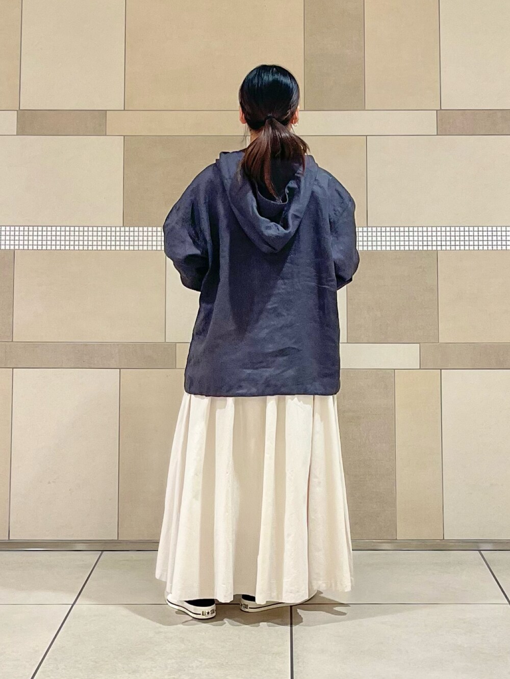 ブラック系のその他アウター、ホワイト系のスカート、ブラック系のトートバッグを着用したレディースの春コーディネートの4枚目の写真