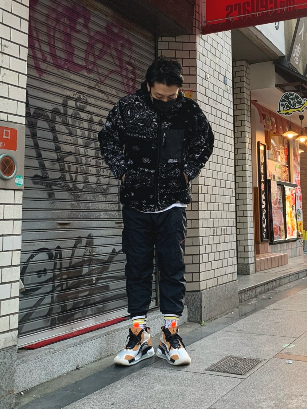「フリース、モノトーン、FIRSTDOWN、ペイズリー、ジャージ、休日スタイル、冬コーデ、ストリートコーデ、ストリート、god selection xxx、NIKE、ブラック、ハイカットスニーカー、スニーカー、Jordan」|「GOD SELECTION XXXのアイテム(Tシャツ/カットソー、ホワイト系)」を使った、KAZU-KUNさん(メンズ・180cm)の秋コーディネートの2枚目の写真