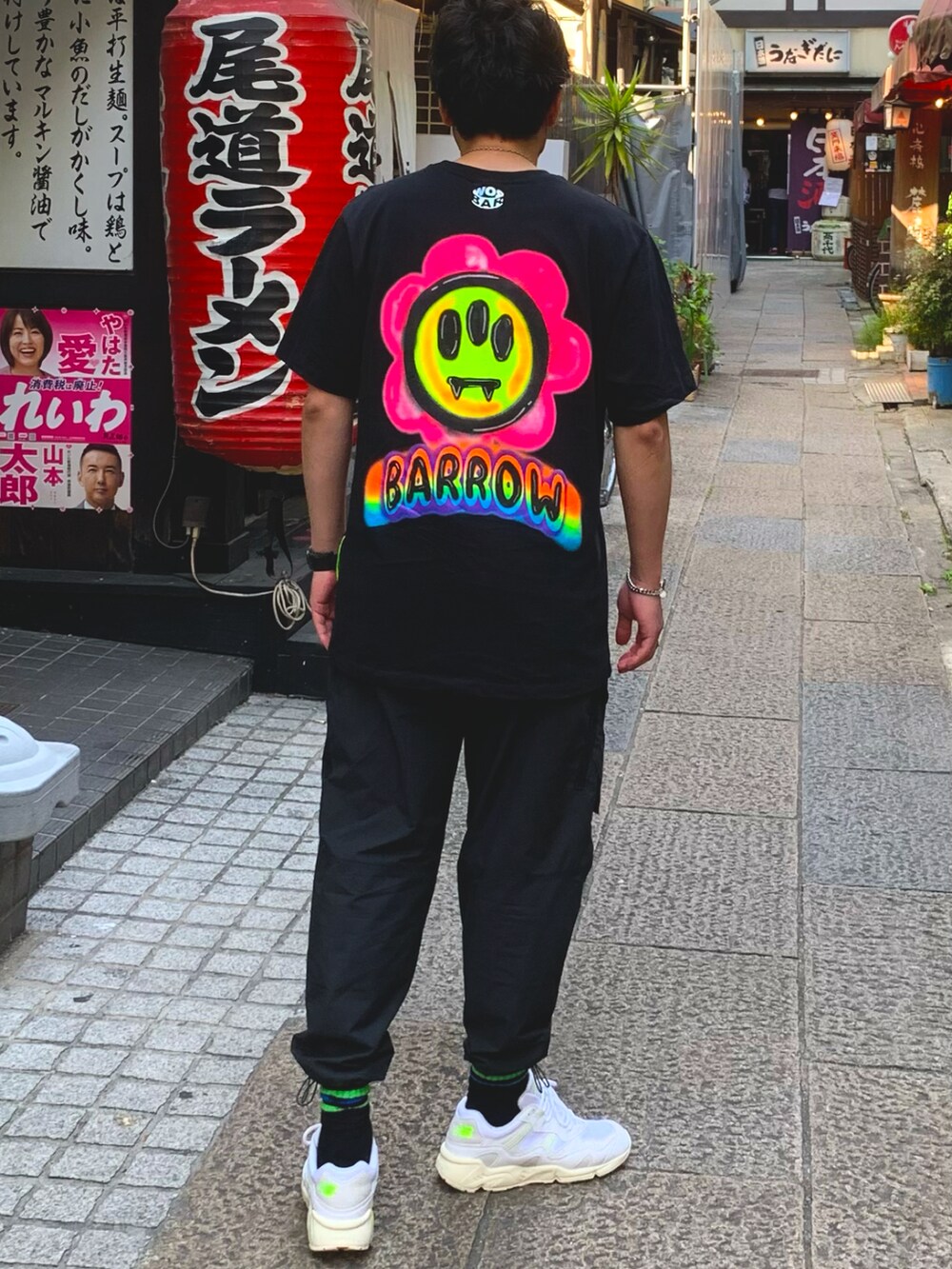 「休日スタイル、ストリート、スニーカー、白スニーカー、ニューバランス、オーバーサイズ、BARROW、派手、モノトーン、Tシャツ、カジュアル、シンプル、大人カジュアル、チラ見せ」｜「BARROWのアイテム（Tシャツ/カットソー、ブラック系）」を使った、KAZU-KUNさん（メンズ・180cm）の春コーディネートの2枚目の写真