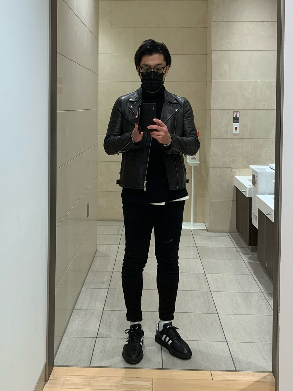 「ストリート、シンプルコーデ、ライダース、Y-3、yohjiyamamoto、UNIQLO、GU、マフラー、タートルネック、モード、キレイめ、黒、オールブラック、サングラス、大人コーデ」｜「FRED PERRY×RAF SIMONSのアイテム（マフラー、ブラック系）」を使った、KAZU-KUNさん（メンズ・180cm）の冬コーディネートの2枚目の写真