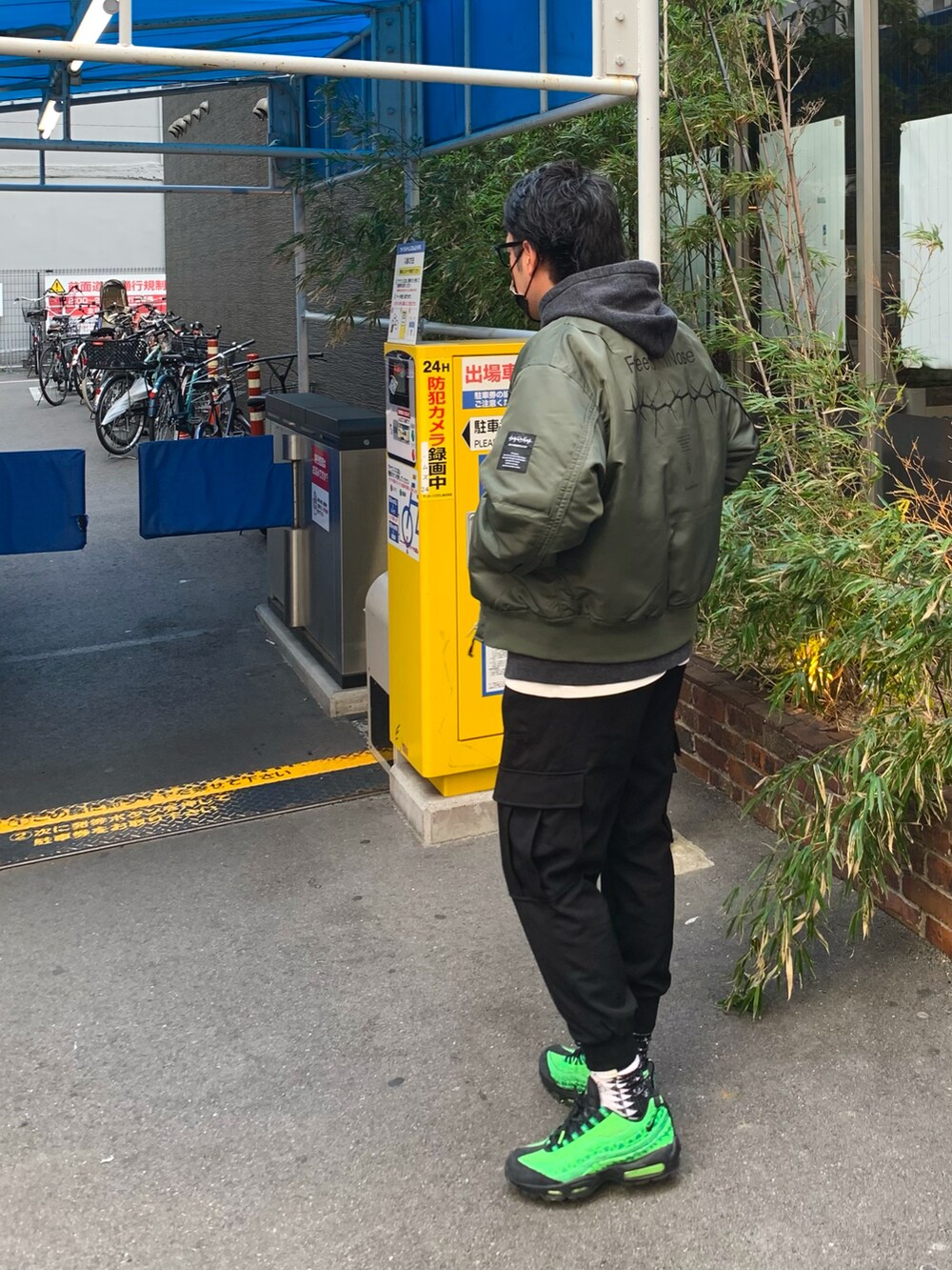 「カジュアル、MA-1、GU、休日スタイル、エアマックス、グリーンコーデ、Polo Ralph Lauren、フーディー、パーカー、スニーカー、カーゴパンツ、NIKE、stussy、オーバーサイズ」｜「GUのアイテム（MA-1、グリーン系）」を使った、KAZU-KUNさん（メンズ・180cm）の冬コーディネートの3枚目の写真