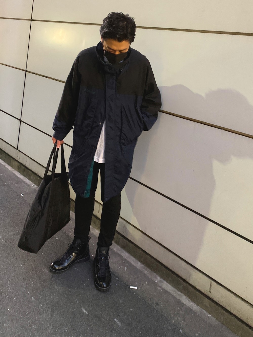 「秋冬コーデ、オーバーサイズ、古着、古着MIX、古着好きな人と繋がりたい、ロングコート、大人カジュアル、シンプル、レザー、休日スタイル、ユニクロ、モノトーンコーデ、vintage」｜「Columbiaのアイテム（ナイロンジャケット、ブラック系）」を使った、KAZU-KUNさん（メンズ・180cm）の秋コーディネートの3枚目の写真