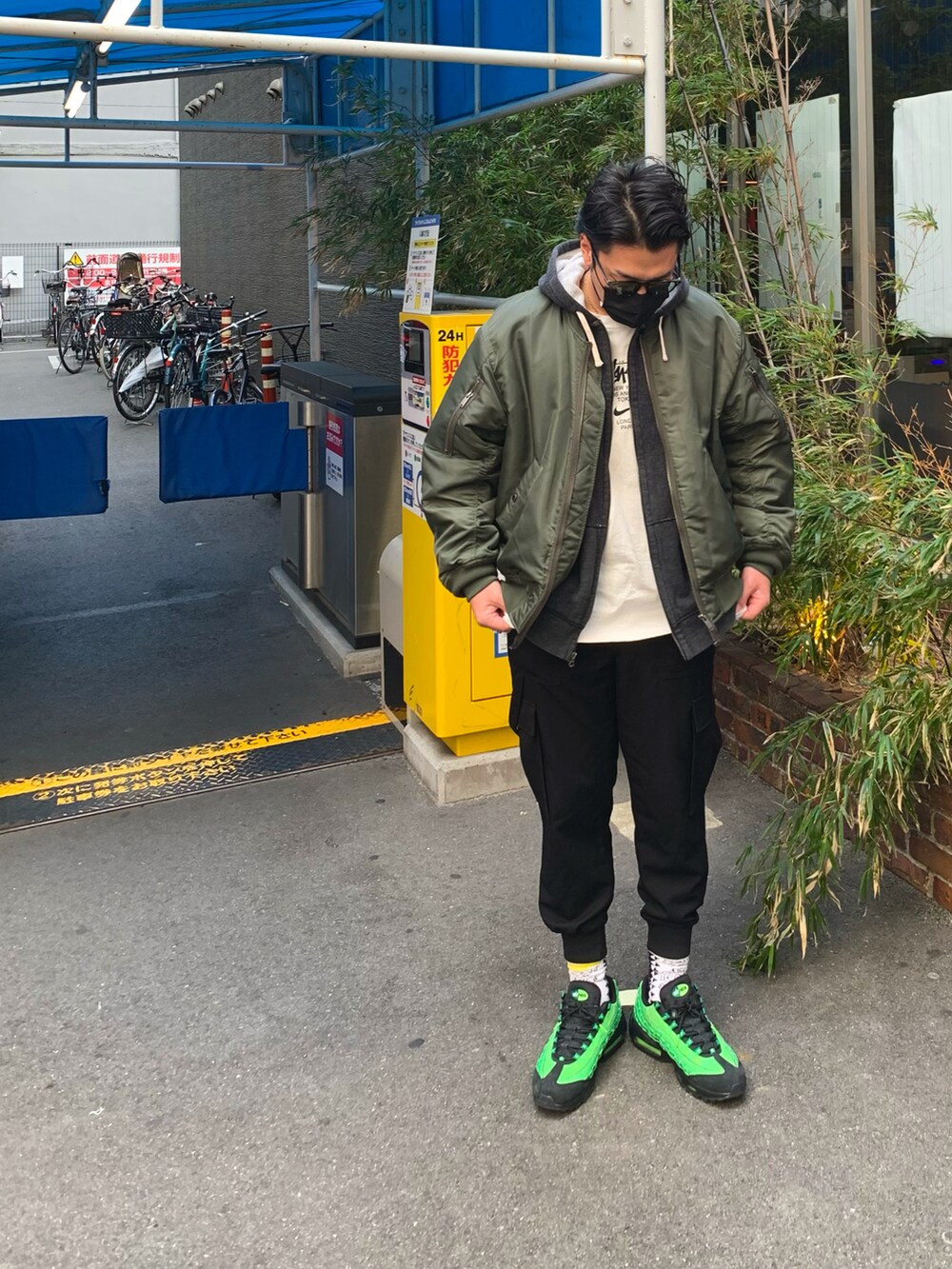 「カジュアル、MA-1、GU、休日スタイル、エアマックス、グリーンコーデ、Polo Ralph Lauren、フーディー、パーカー、スニーカー、カーゴパンツ、NIKE、stussy、オーバーサイズ」｜「GUのアイテム（MA-1、グリーン系）」を使った、KAZU-KUNさん（メンズ・180cm）の冬コーディネートの2枚目の写真