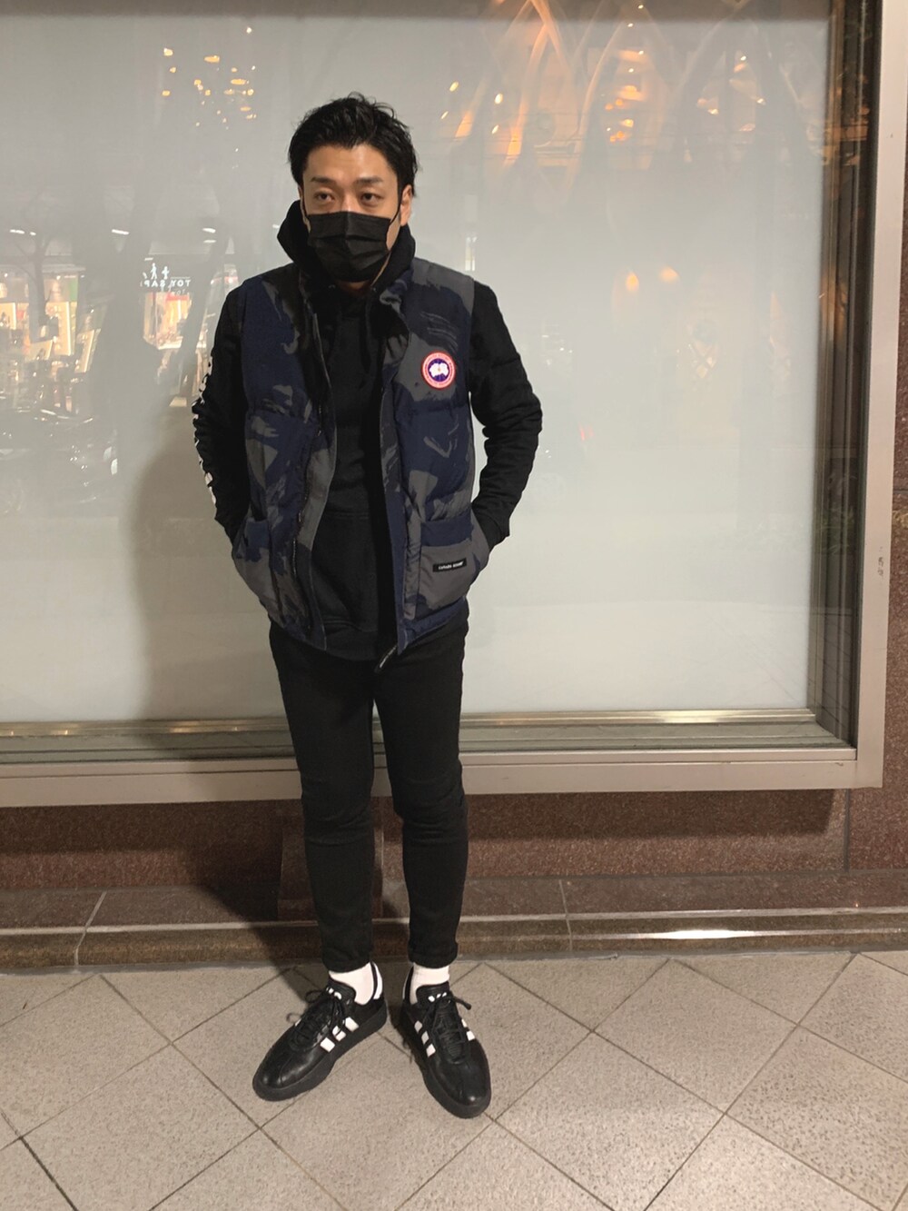 「クリスマスに着たい服、休日スタイル、シンプル、ストリートコーデ、モノトーン、モードストリート、Y-3、ダウンベスト、ダウンジャケット、白ソックス、白黒、冬コーデ、CANADA GOOSE、フーディー、patagonia」｜「CANADA GOOSEのアイテム（ダウンベスト、ブルー系）」を使った、KAZU-KUNさん（メンズ・180cm）の冬コーディネートの2枚目の写真